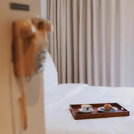 Hotel Man Met Bril Koffie *