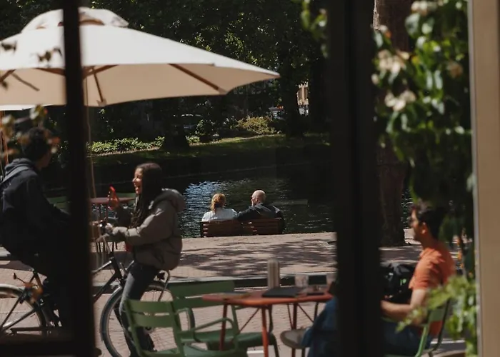 Man Met Bril Koffie Hotel